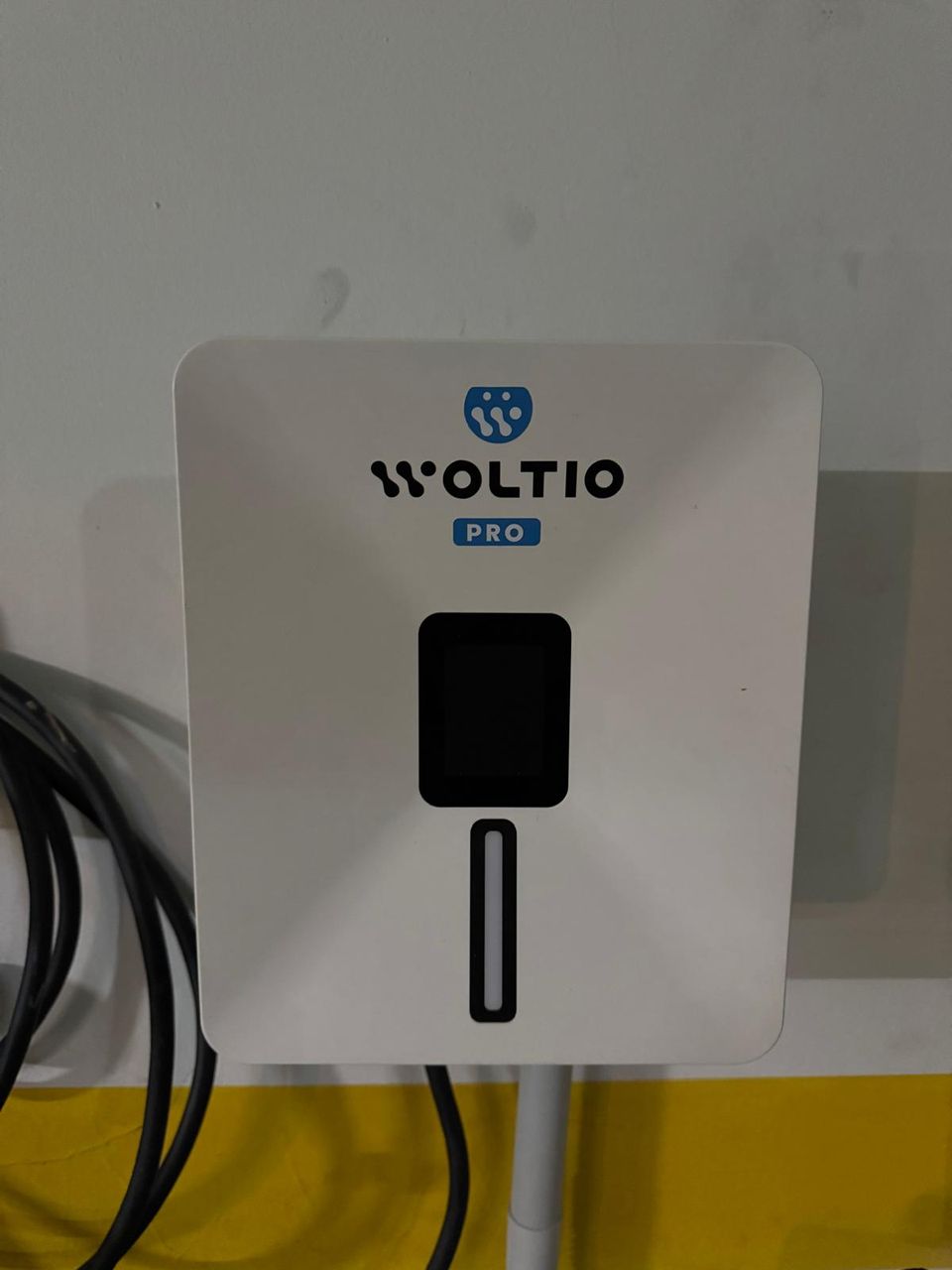 Detalle del punto de recarga Woltio Pro instalado en Gondomar