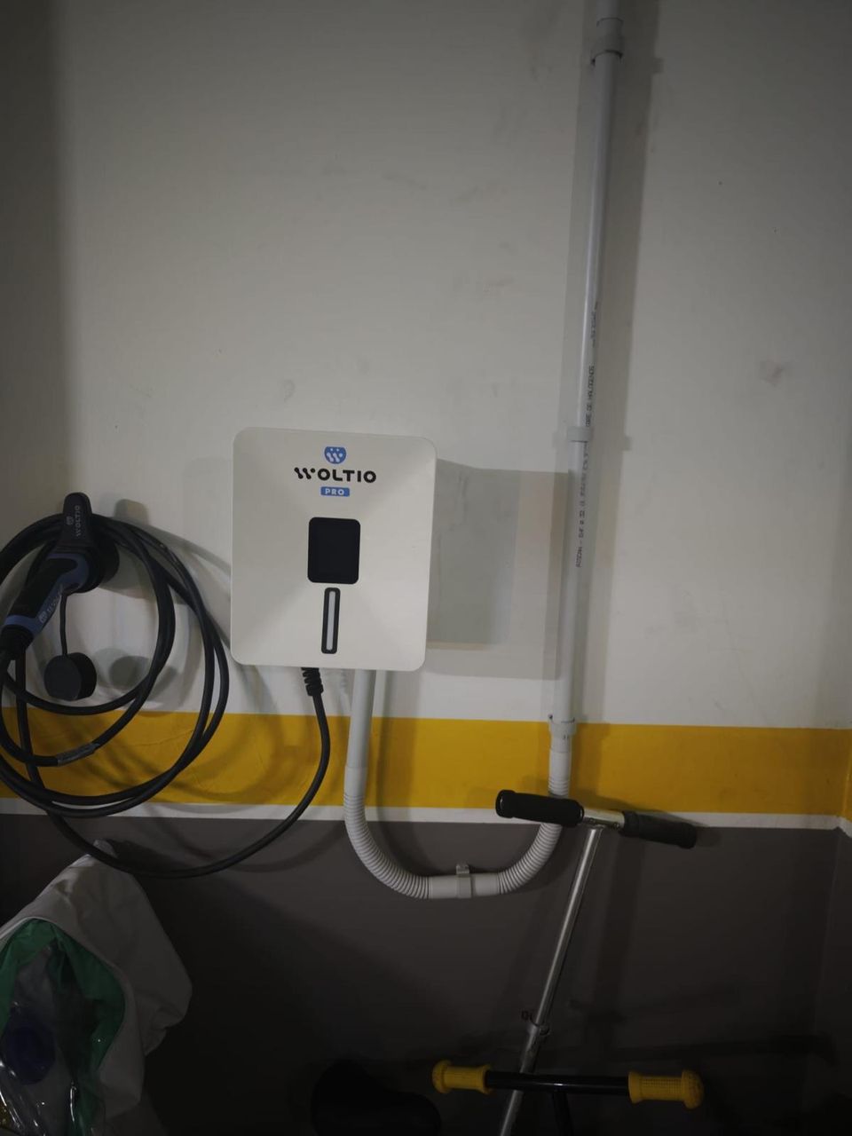 Canalización y wallbox instalados en un garaje de Redondela