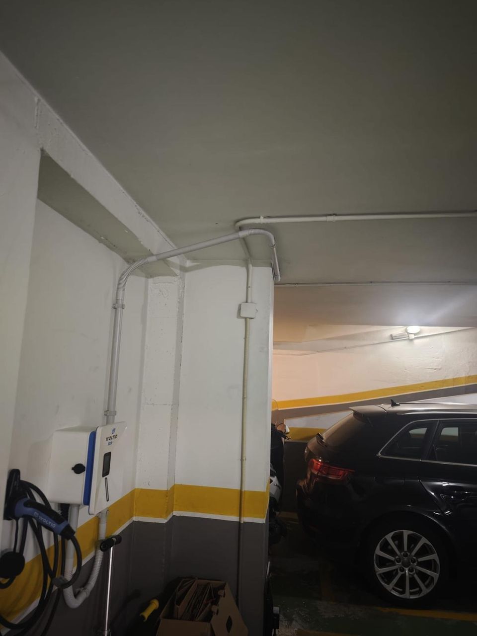 Wallbox instalado junto a un coche eléctrico en un garaje de Nigrán