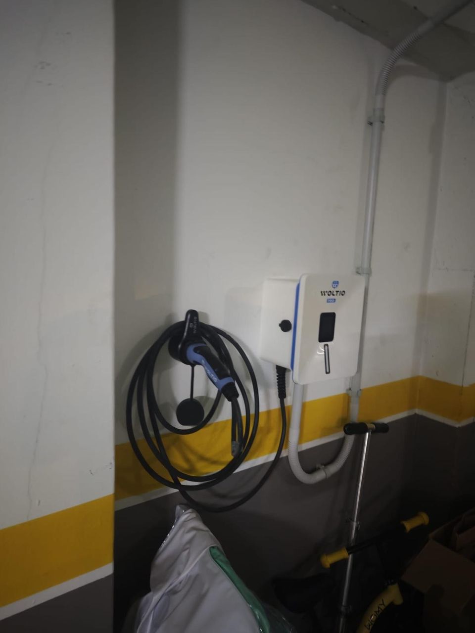 Conector de recarga del wallbox recogido en su soporte en Gondomar