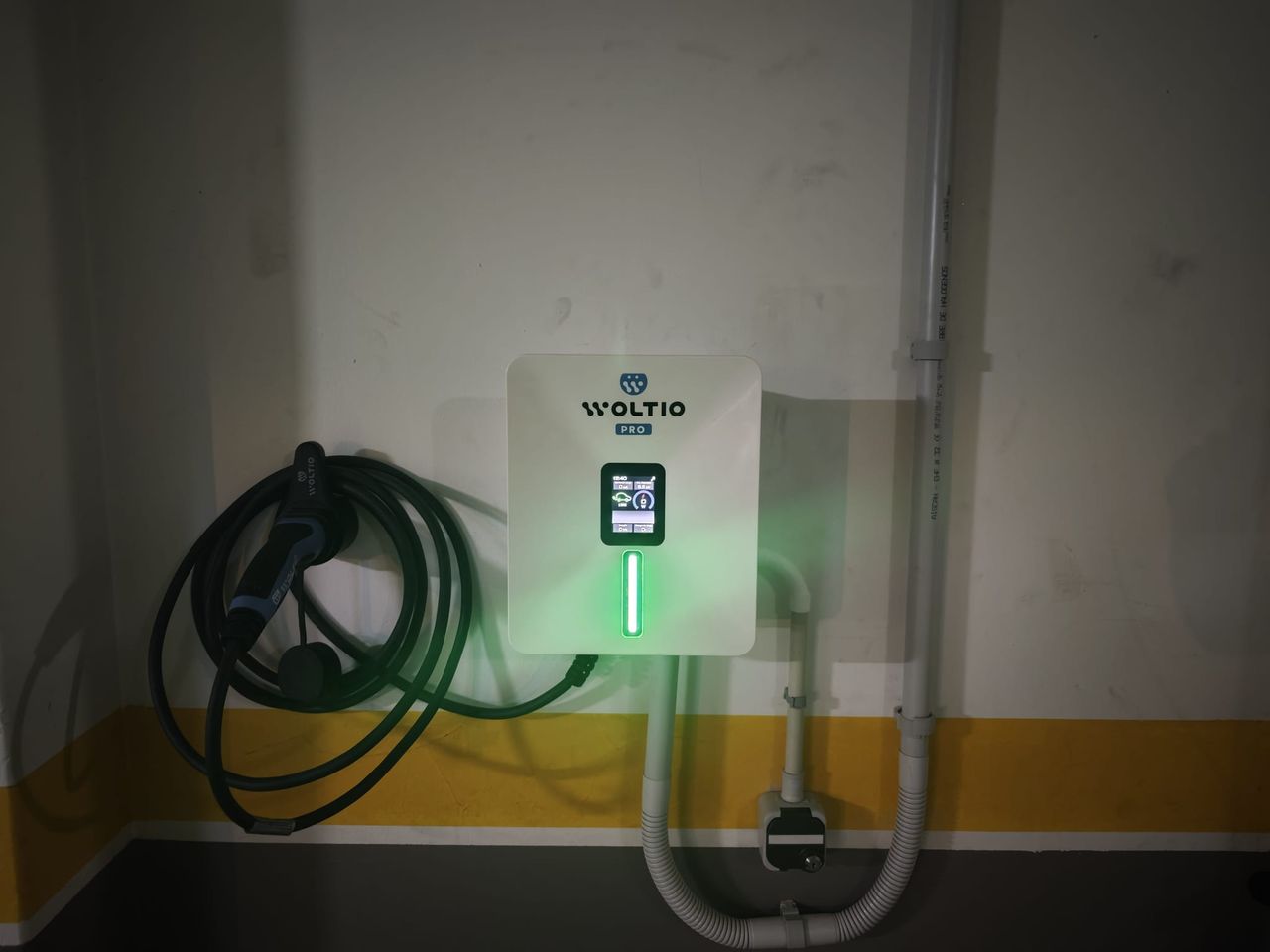 Cargador de coche eléctrico con pantalla instalado en Nigrán