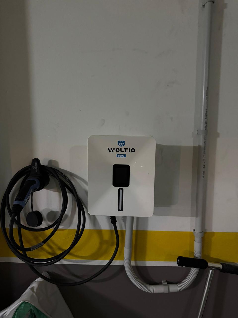 Wallbox Woltio instalado en el garaje de una vivienda en Baiona