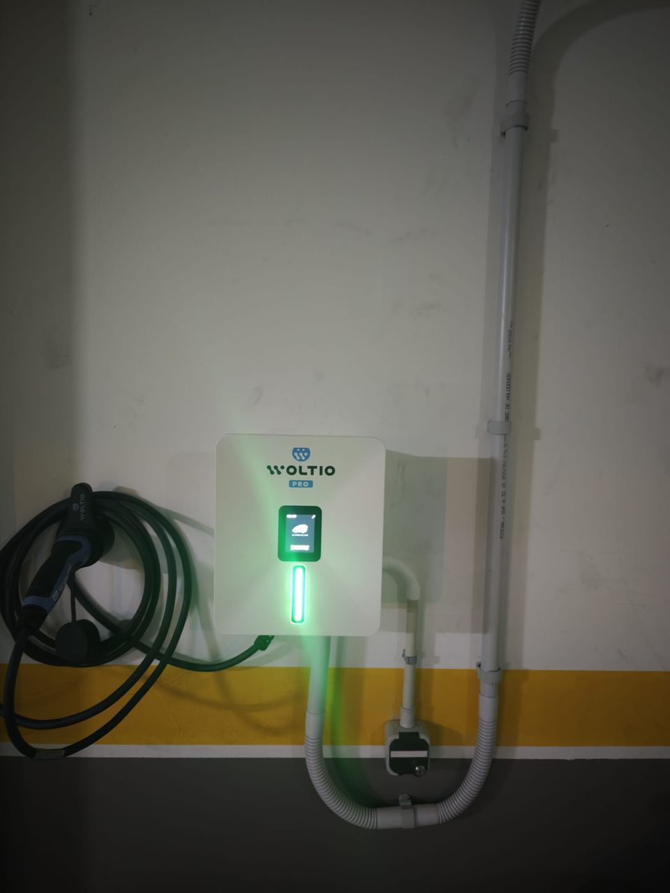 Punto de recarga Woltio con piloto verde en una vivienda de Nigrán